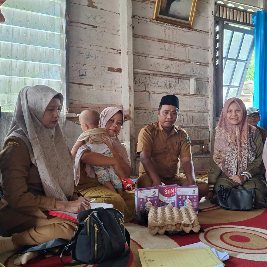 Pemberian Bantuan Susu dan Telur kepada Bayi yang Terindikasi Stunting